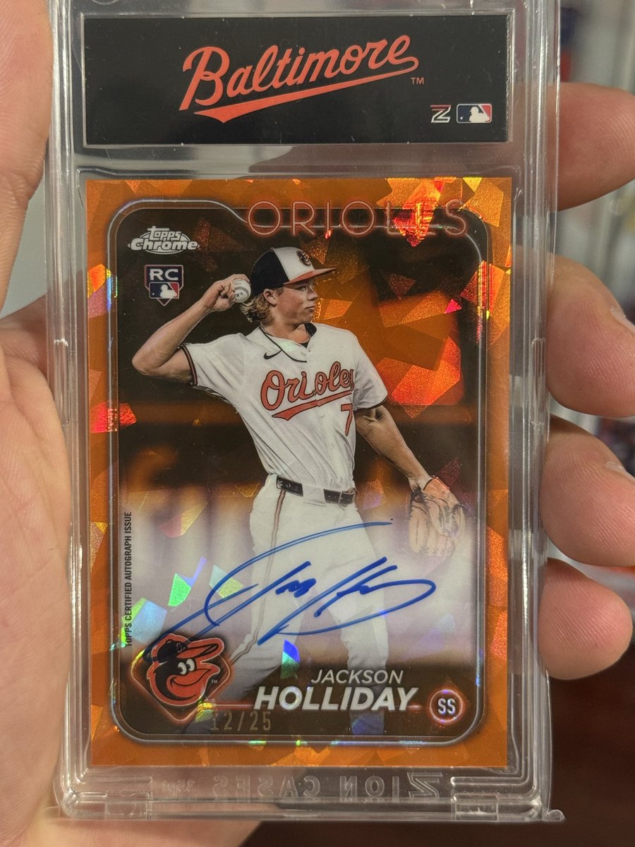 Tyler18191's tweet photo. @OffDaHook35 @CardsMax Still after a 1/1 of this kid…/25 the best one I have yet tho https://t.co/ISah6yfy8c