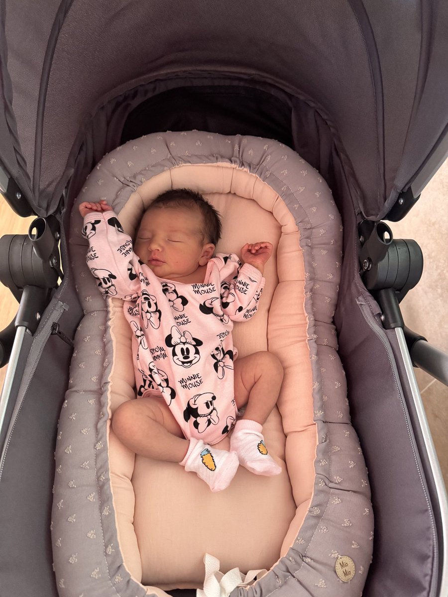 Jessipe17's tweet photo. No puedo creer que algo tan bello y el amor más puro salió de mi cuerpito. Fui su hogar por 9meses y ahora ella lo es todo. LULI BB AMADA 💘 https://t.co/pVYU1G8xrx