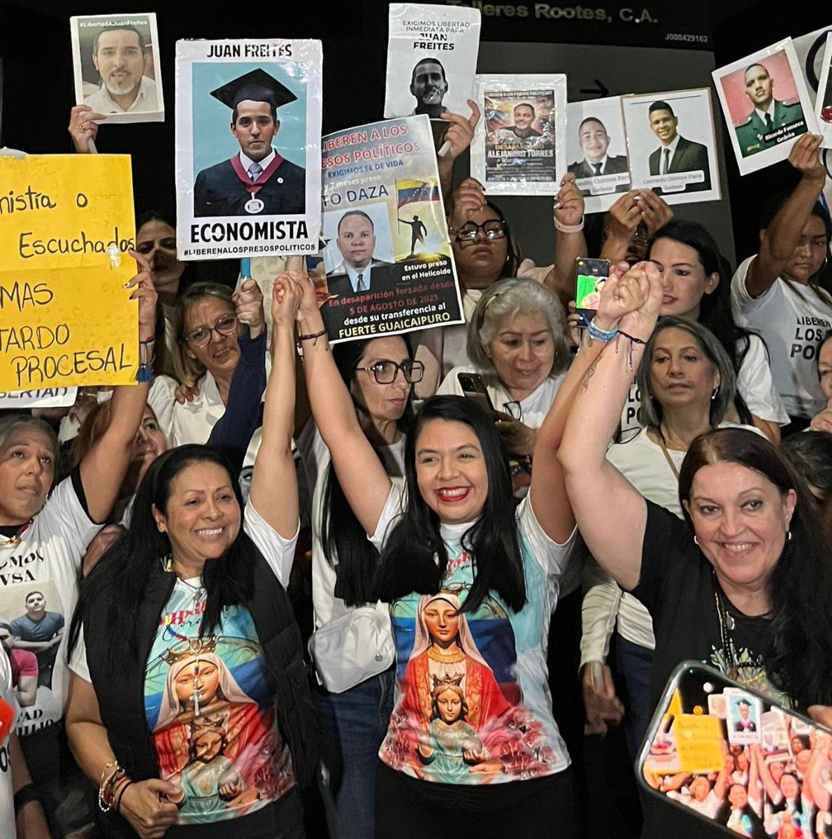 Wandygp's tweet image. ¡Hasta que todos sean libres! 

Hasta que Venezuela sea libre. 

Bienvenida a la libertad guerrera @mariaoropeza94 🇻🇪💪

#QueSeanTodos