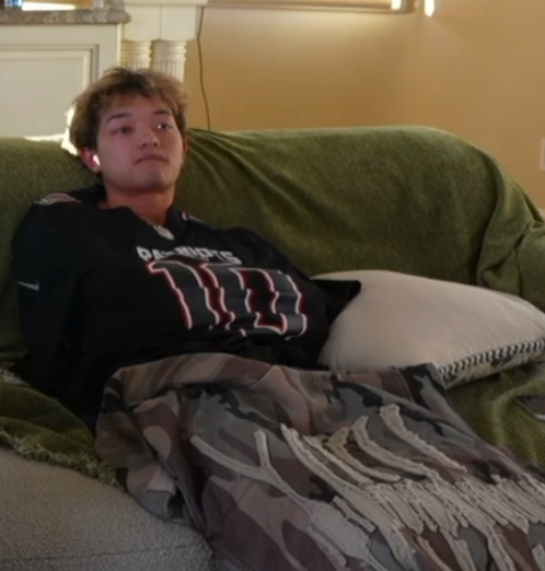 Asta57727312's tweet photo. mf looking like my grandma watching tv https://t.co/HO7KphW7kN