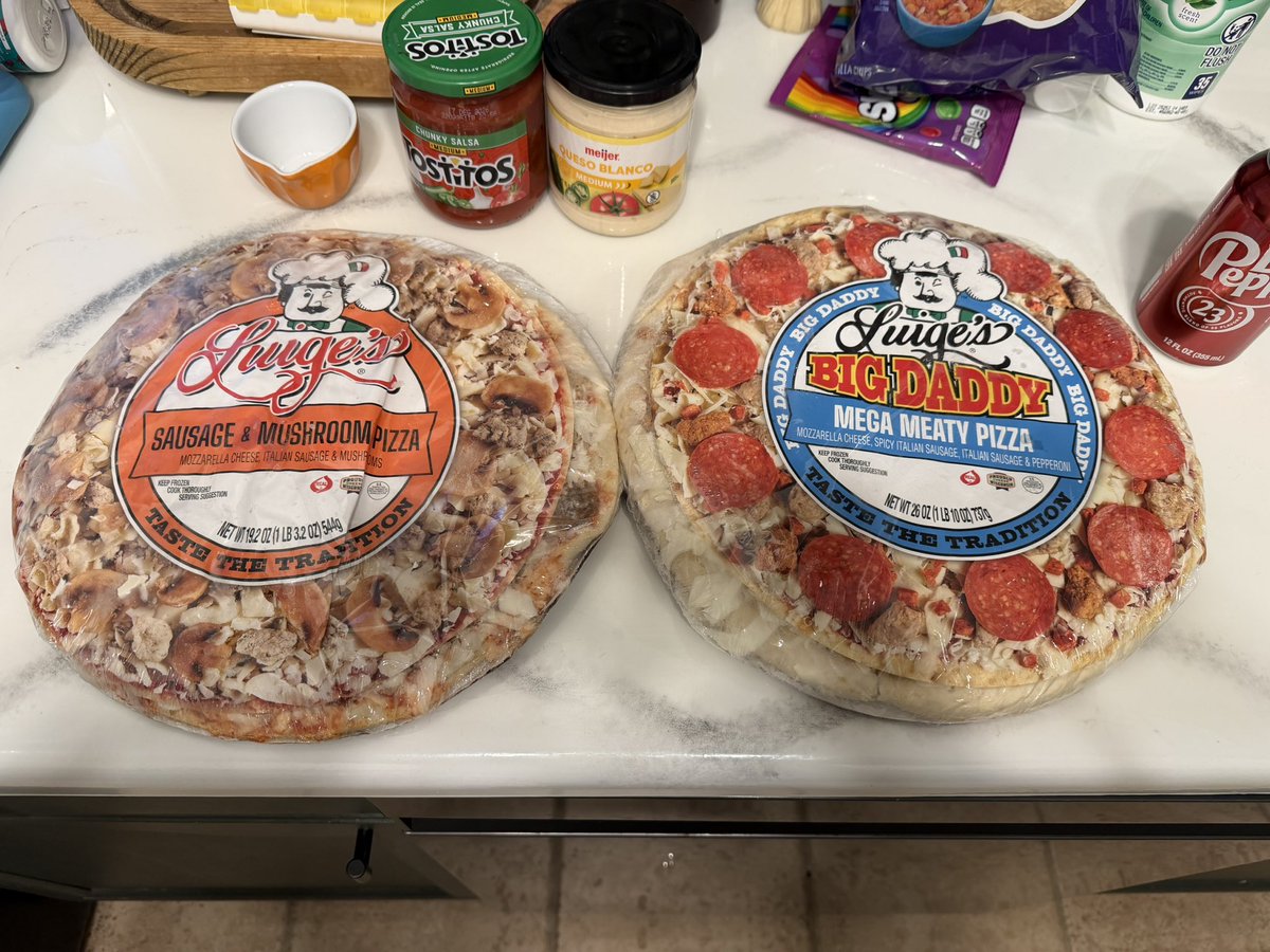 MEWeide's tweet photo. Oven is preheating for my halftime @LuigesPizza @AndyHermanNFL https://t.co/KNTpU5FKOe