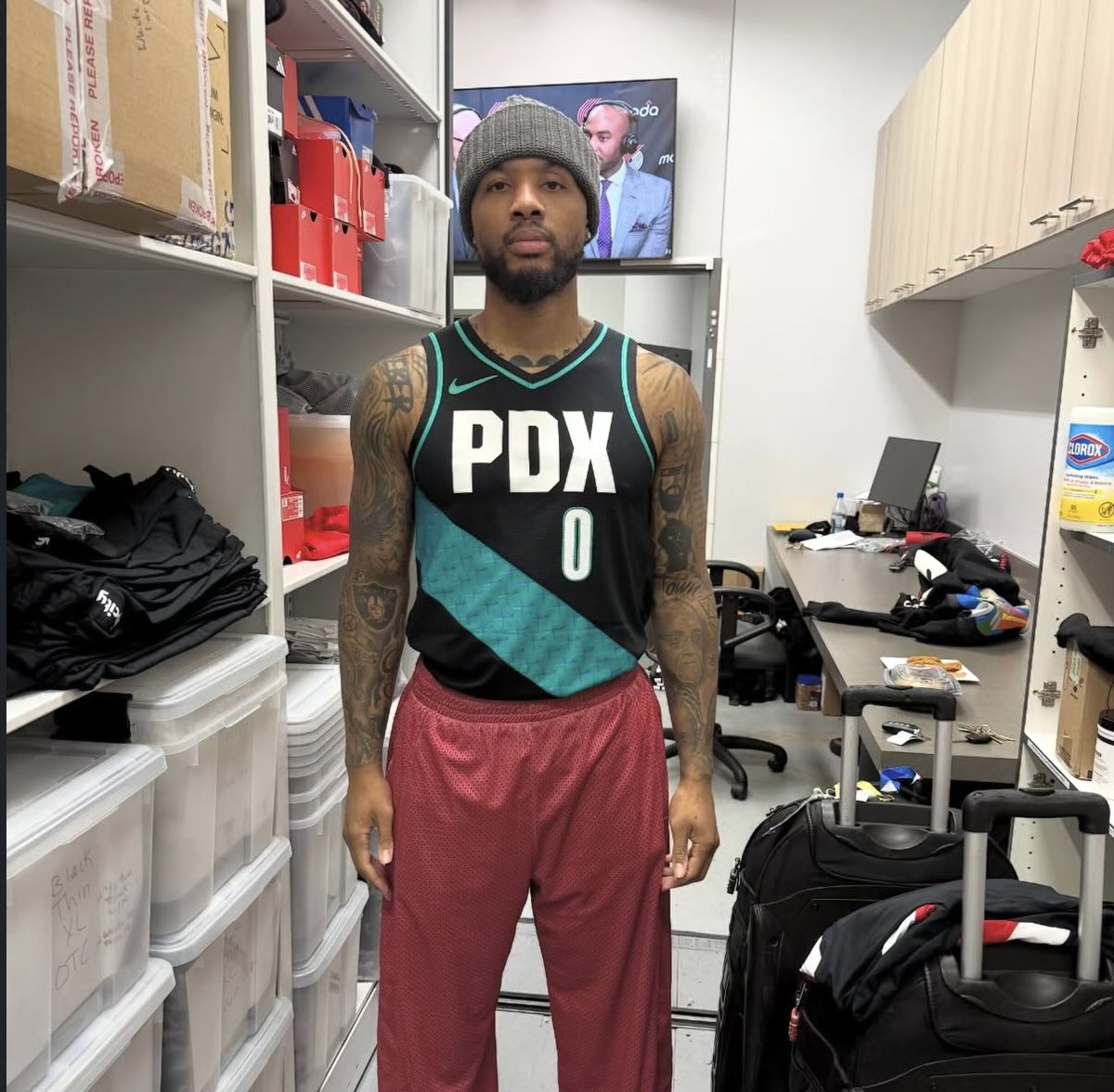 shaesharpeshow's tweet photo. Dame on IG 😂:
“Dusting off the threads for a lil bump baby🔥👌🏾🧘🏾♂️#RipCityBaby” https://t.co/64bkU2UUDT