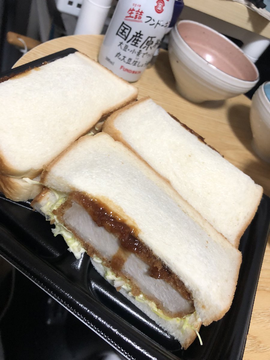 ローソンの大盛りシリーズのカツサンドが残ってて、買ってしまった。
食い過ぎたーーー
ローソンのこのシリーズでやばいのは、
焼きそばなんだ
買わない！ことにしてる
しかし、こいつもやばかった
やっちまった