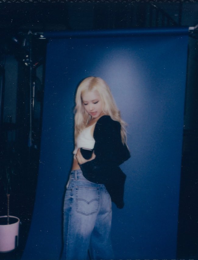 roseannepics's tweet photo. ROSÉ X LEVIS https://t.co/DjVPEt1Gp7