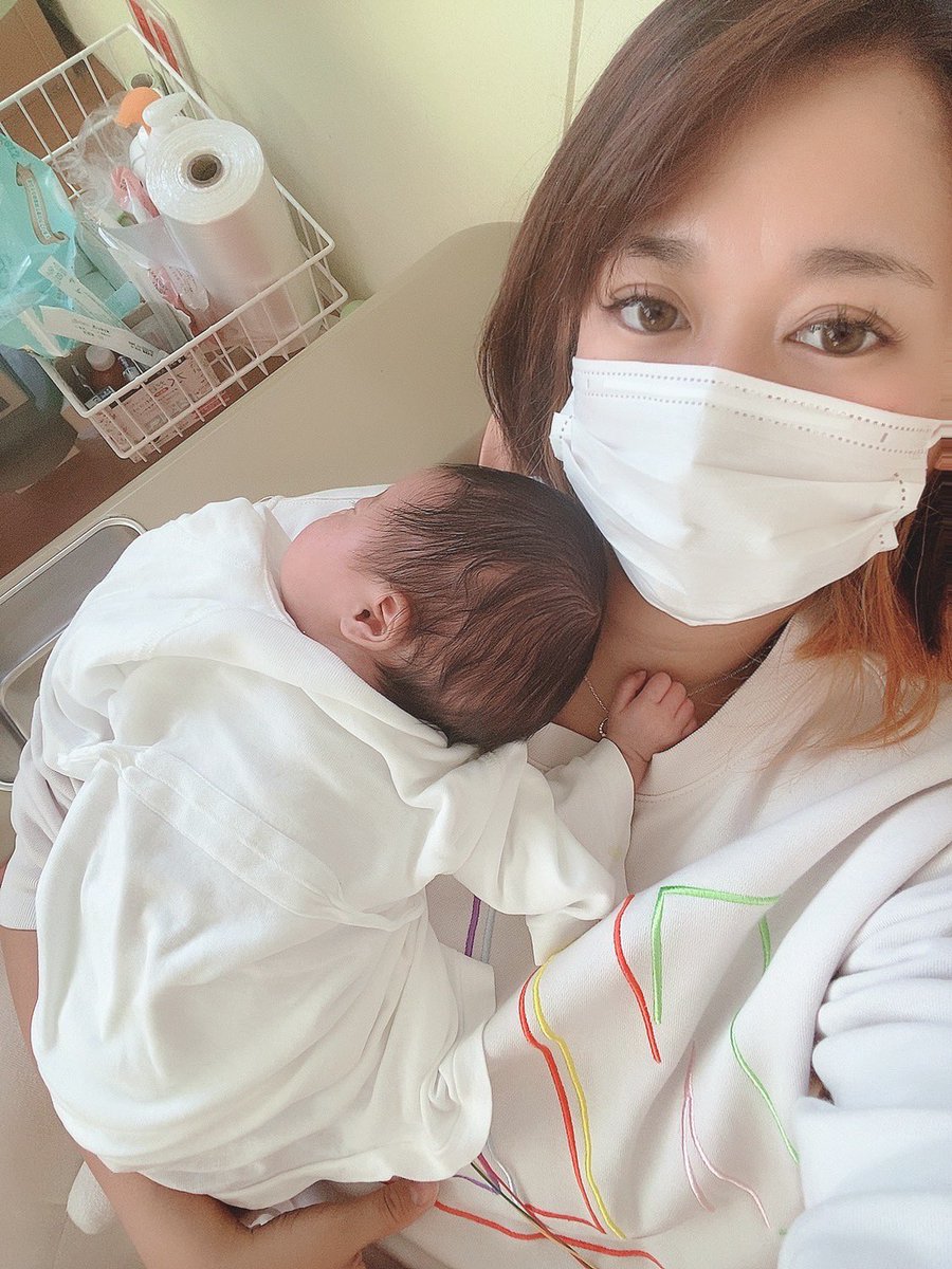 _06ask21_'s tweet photo. そおいえば､､､

2025年11月5日に第2子を
出産しましたぁ٩(ˊᗜˋ*)و✨

8年ぶりの妊娠＆出産はもはや初産🤣
帝王切開も壮絶でした💦w

あすか3号もよろしくね😘

 #大病を経ての 
 #8年ぶりの出産 
 #もはや初産 
 #帝王切開 
 #第2子 
 #女の子ママ 
 #ご報告遅れました https://t.co/MduARZXxid