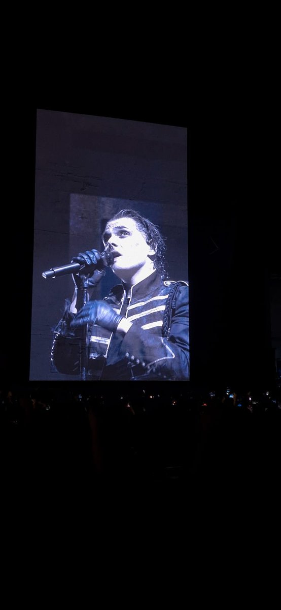 revngerard's tweet image. hace 1 semana lo veía a ÉL