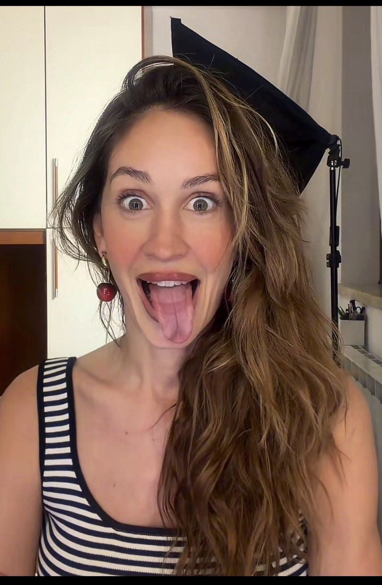 Lui così allora lei così 😂😂😂Hele grazie mille per la live di questa sera, ho riso tutto il tempo . Grazie di cuore #heleners