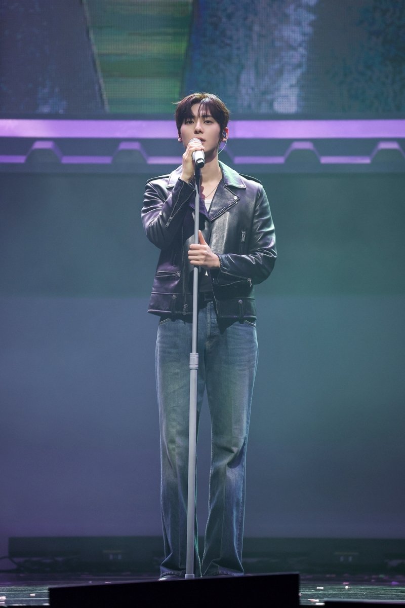 imbcenews's tweet photo. 군 복무 마친 황민현, 팬미팅 '도화원'서 신곡 무대 깜짝 선공개 
#황민현 #HwangMinhyun #군제대 #소집해제 
#팬미팅 #도화원 #신곡무대 #선공개 #iMBC연예 

황민현은 팬들이 기다려온 무대로 2시간 여를 알차게 채웠다. 

황민현의 다채로운 매력이 드러난 ‘도화원 : 페르소나’ 코너가 단연 폭발적인 반응을 얻었다.

특히 공연 말미에는 미발매 신곡 ‘Truth’ 무대가 펼쳐져 팬들의 눈과 귀를 사로잡았다. 황민현 특유의 깨끗한 음색과 황도를 향한 진심 어린 노랫말이 어우러져 깊은 감동을 안겼다. 

그는 “일상이 지치고 힘들어도 우리가 함께라는 사실은 변치 않는다”라며 “저만큼이나 오늘을 기다려준 팬 분들께 감사하다. 

어린 시절 단짝 친구처럼, 황도와 같이 있으면 언제든 즐겁고 재밌다. 여러분을 행복하게 해주겠다는 약속을 지킬 수 있도록 더욱 열심히 살겠다”라고 소감을 전했다.

🔗https://t.co/ufMZb3OsRR