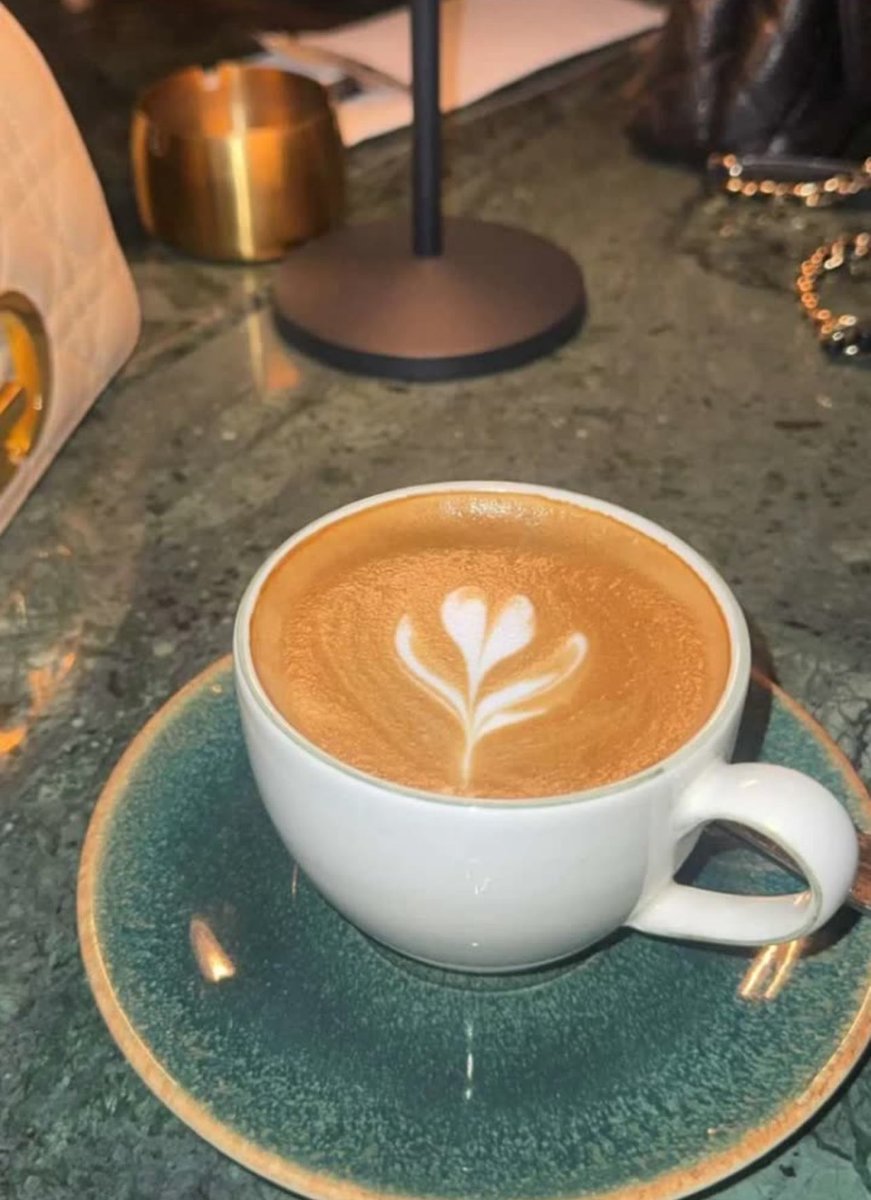 'لو اتقهوى لحالي . . . ماني لحالي
انا اسولف على احلامي و اقهويها '.