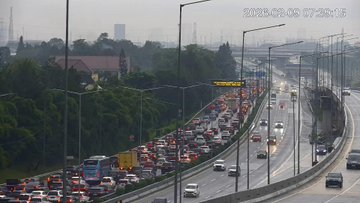RadioElshinta's tweet photo. 07.53: RT @infotolbsd : Lalu lintas Ruas Serpong-Pondok Aren KM 12 s/d 10 arah Jakarta padat merayap imbas volume lalin, untuk arah sebaliknya lancar, cuaca gerimis. Tertib saat berkendara dan tetap jaga jarak aman anda https://t.co/lQ9ChcYB51