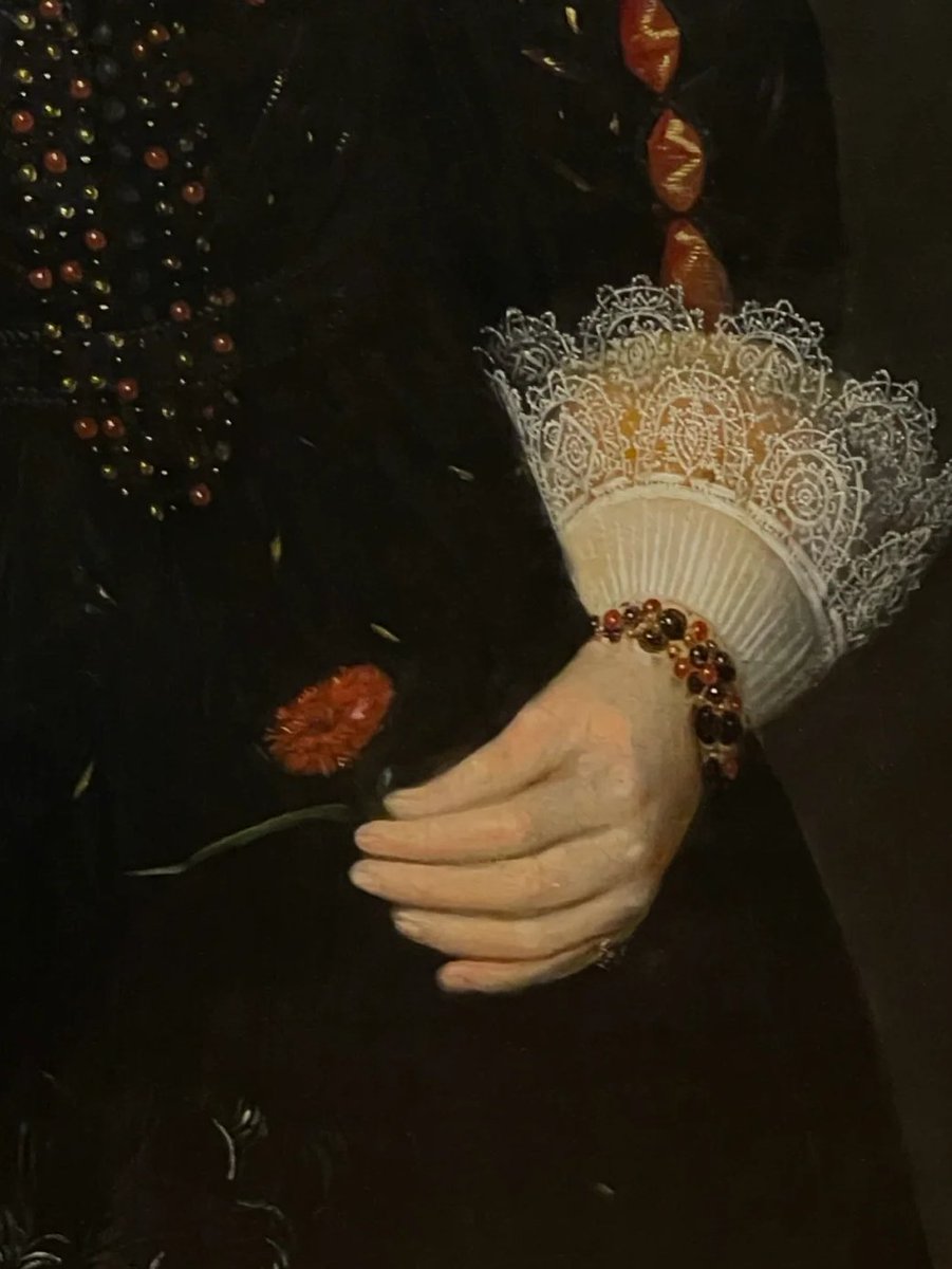 Minha5892's tweet photo. A collection of photos of hands taken in Tate Britain https://t.co/TVxMkC0MMD