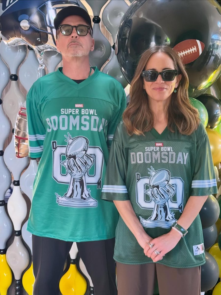 Robert Downey Jr. e sua esposa, Susan Downey, com uma camisa temâtica do Doutor Destino do #SuperBowl📷