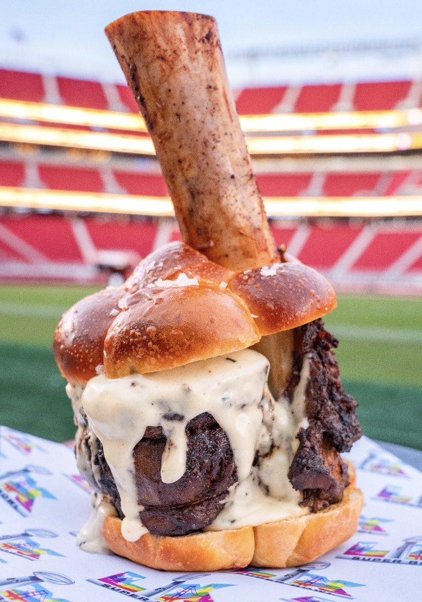 ワイルドすぎるバーガー🍔

スーパーボウルに、とんでもない超高級ハンバーガー「LXハマーバーガー」が登場しました。

お値段はなんと1個180ドル（約2万7000円）で、手がけるのはレヴィ・レストランツ。わずか200個の限定販売です。