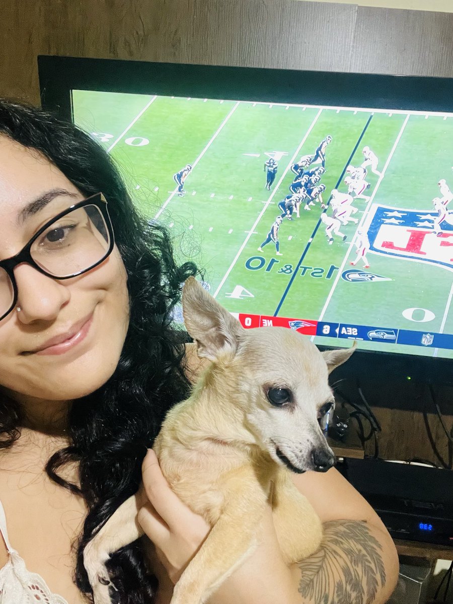 cla_manuela's tweet photo. estou em boa companhia para o superbowl hoje 

a mel tem a mesma idade da quantidade de vezes dos patriots no superbowl 🤨 

 #NFLnoSportv https://t.co/HWfjMwq7pu