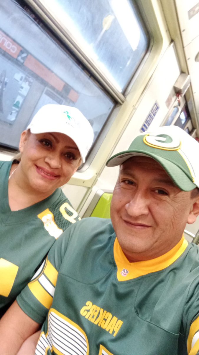 varguez_alan's tweet photo. @EnriqueBurak #SBInolvidable #SuperBowl Saludos a la familia Varguez y mi querido papá Abel https://t.co/IIf1UDBzfn