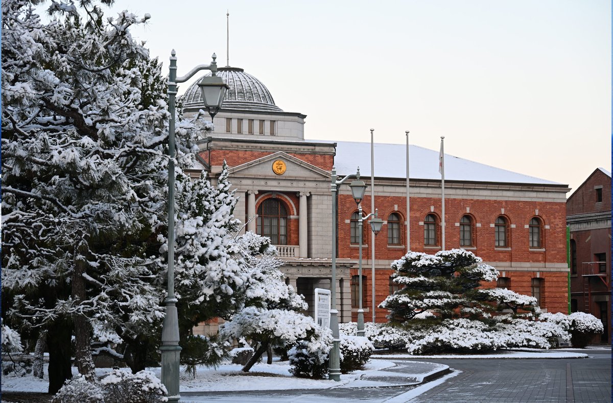 呉地方⚓総監部庁舎に久しぶりに雪⛄が積もりました😁
　貴重な雪化粧⛄の呉地方⚓総監部庁舎をご覧下さい😌