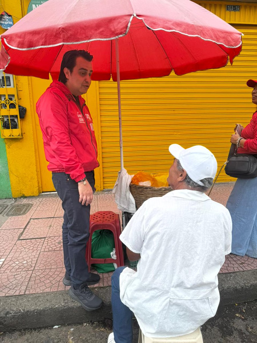 Joseacunab's tweet image. Acá estamos, en el territorio, dando a conocer nuestras propuestas y escuchando de viva voz a los ciudadanos.
¡Vamos con toda a servirle a Bogotá!