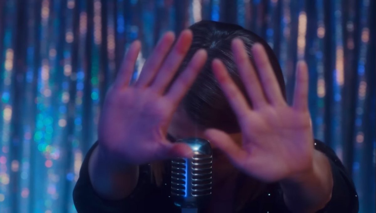 azulperooscuroo's tweet photo. me acordé de que Bad bunny verdaderamente hizo este tremendo videoclip pidiendo un alto al femicidio, no sé por qué pasé tanto tiempo sin darle pelota después https://t.co/s02m4pyIXh