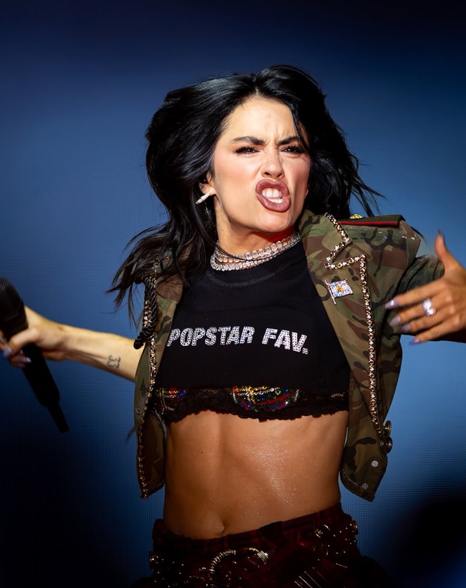 la escarapela y la bandera lali patrimonio nacional del pop y de toda la ARGENTINA