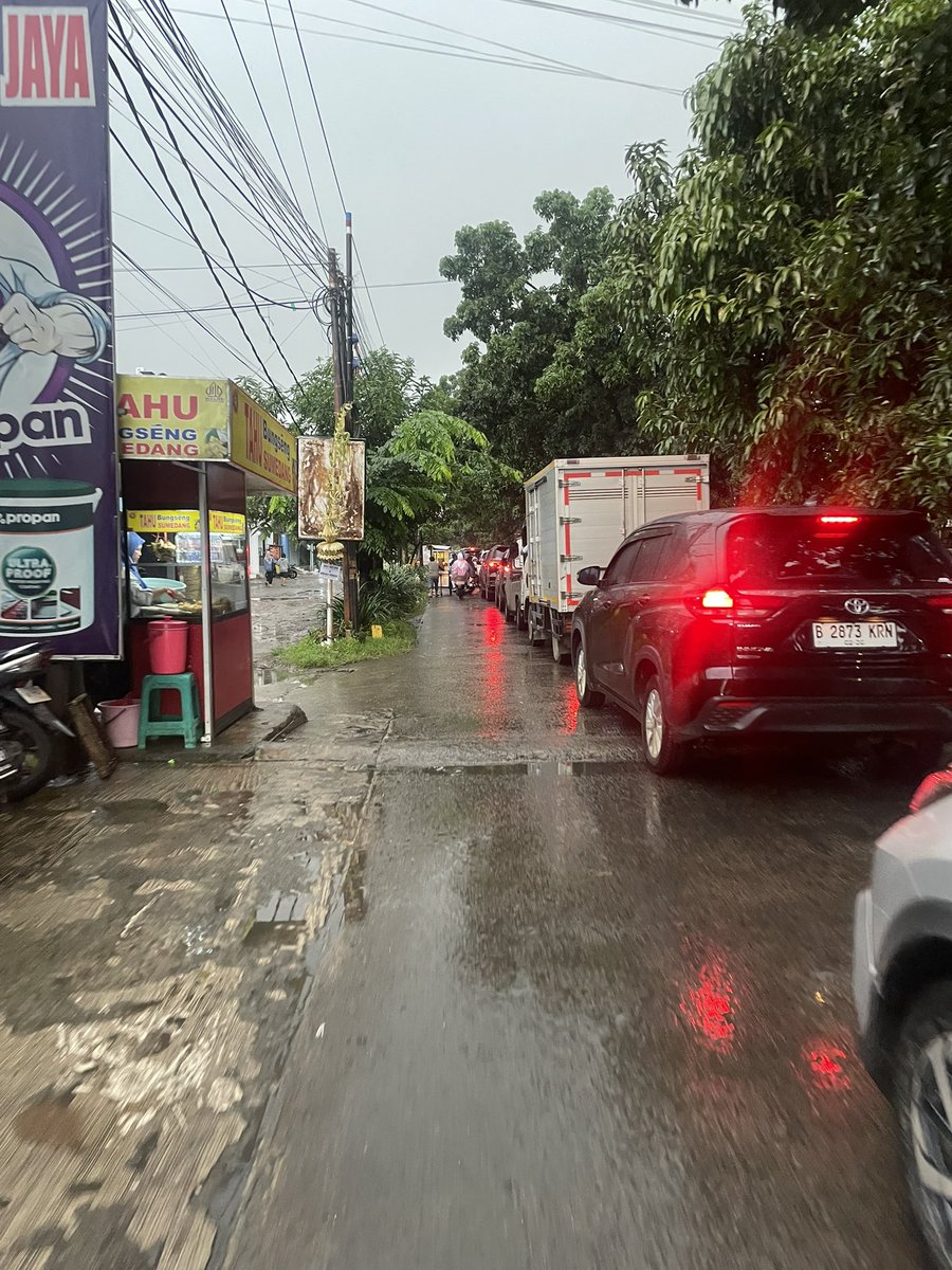 Jembatan 1 Narogong terpantau macet parah