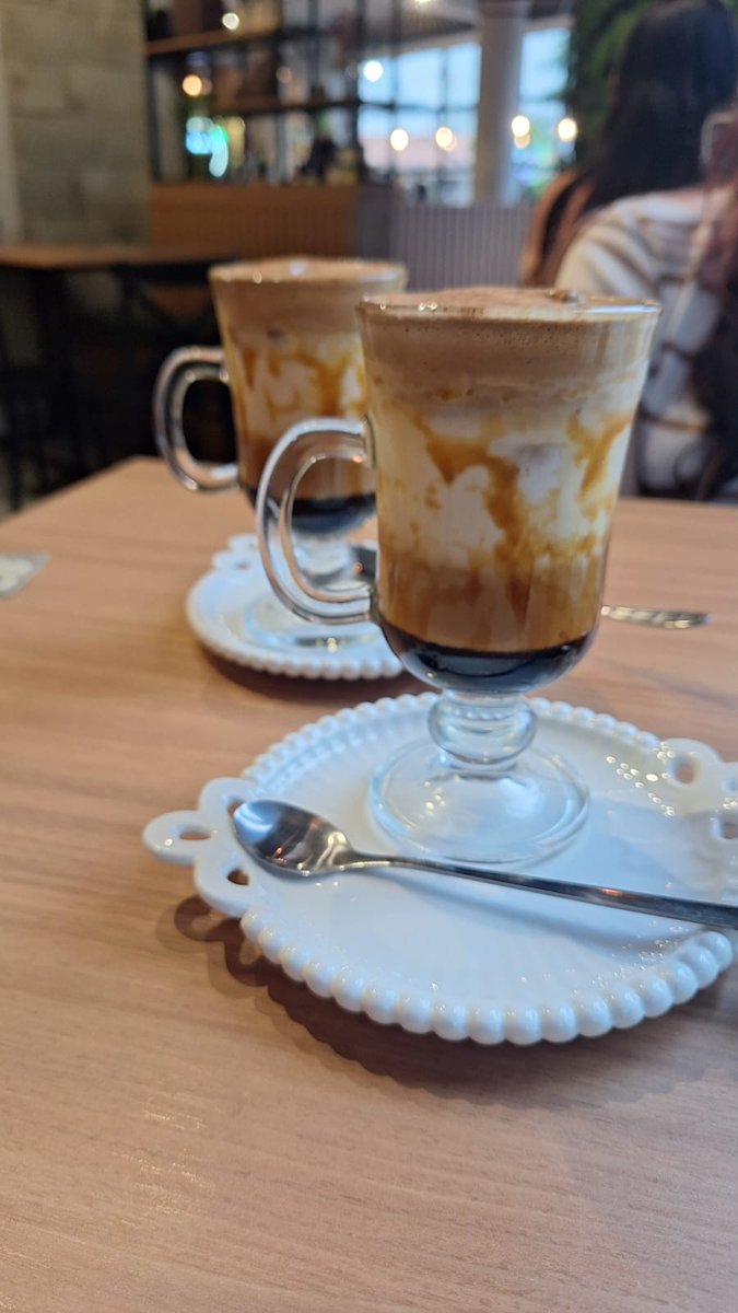 As vezes tudo oq vc precisa é de um café super faturado com sua bestie pra falar da sua vida e da vida dos outros