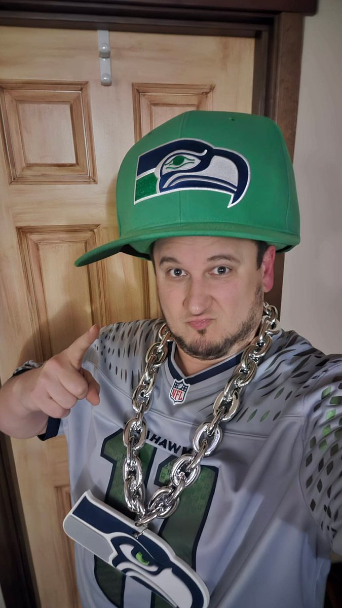 4evrgrnpnw's tweet photo. 💙SEA🏈HAWKS💚 are back in the Super Bowl and the PNW is ready to go! Liz B is even getting the spirit 🐰 Here’s to passing to torch from Birds to Bird 🏆 

What’s your score prediction? 👇

#GoHawks #SuperBowLX #SeahawksvsPatriots #BenitoBowl #4EVRGRN https://t.co/zZyHjLW5xl