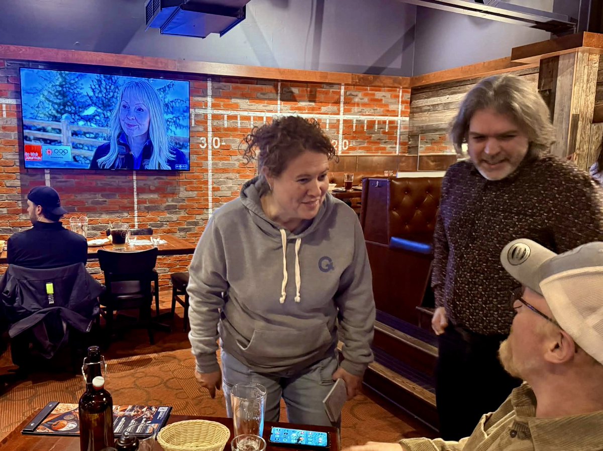 Je suis actuellement au restaurant LaCage de Chicoutimi pour le Superbowl. De belles rencontres et beaucoup de popcorn! 🏈🍿