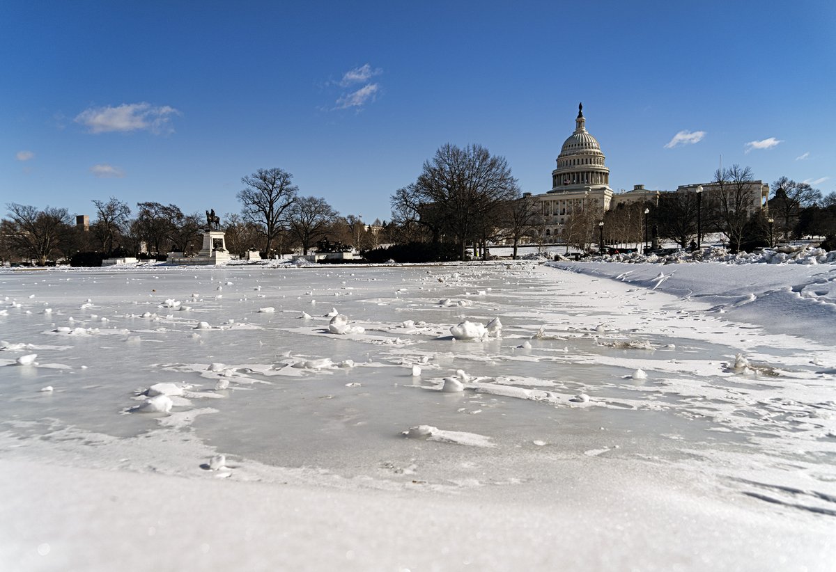 capitalweather's tweet image. FROZEN SOLID DC -- to a degree we seldom see.

CWG photographer Kevin Ambrose (@dcstormchaser) visited and photographed the National Mall on Sunday morning -- after two weeks straight of mostly freezing weather. He writes...

The temperature was 22 degrees, and there was very…