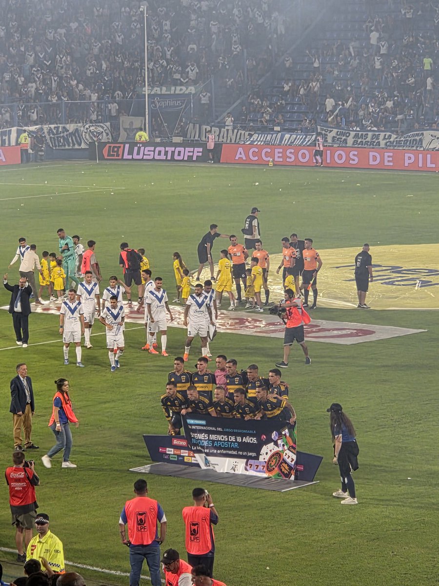 Marchesín; Barinaga, Di Lollo, Costa y Blanco;
Ascacíbar, Delgado, Paredes, Zenón; Gelini y #Merentiel.