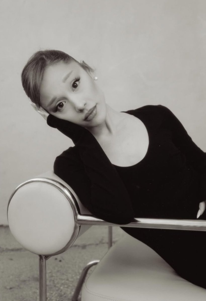 ArianaToday's tweet image. ariana grande about closing the ‘wicked’ chapter: “it feels like a beautiful time to put it in a beautiful book on the shelf next to the other frank baum books that I collect, it does feel like the right time to turn the page and to thankfully and proudly, gratefully let go.”