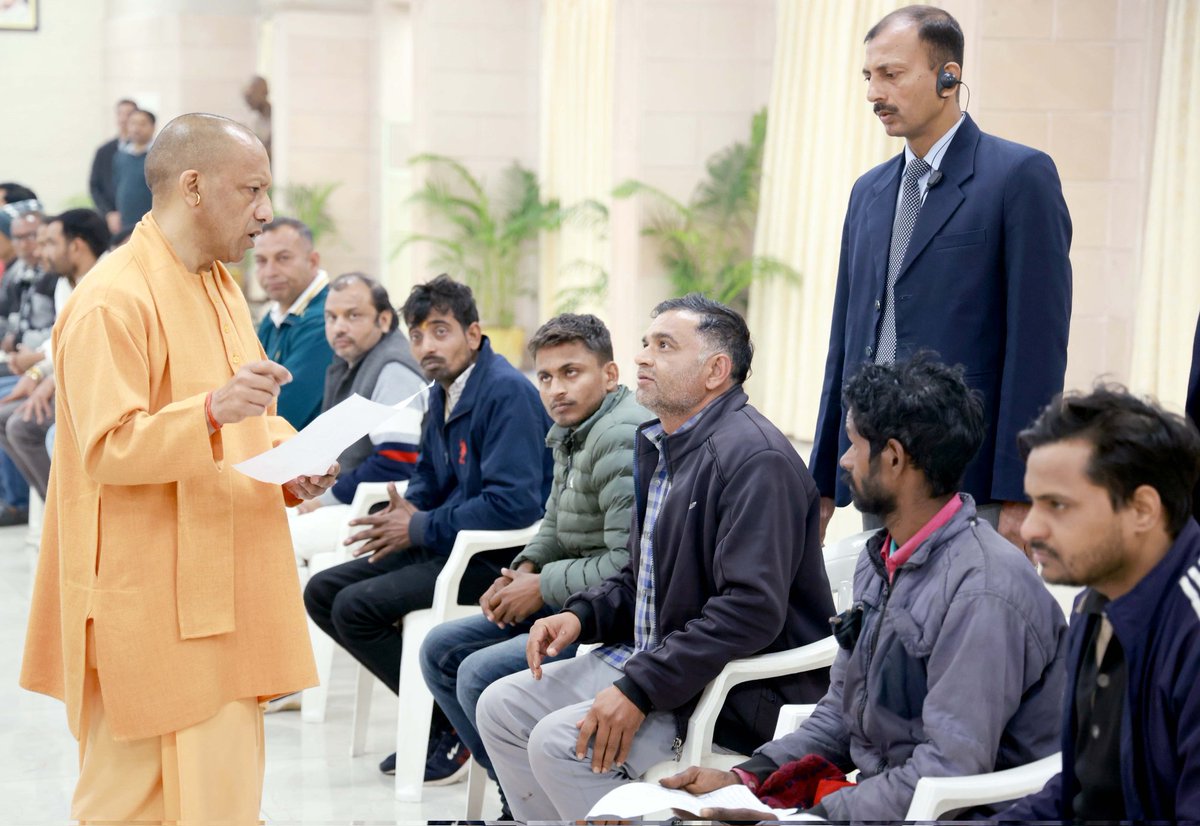 CMOfficeUP's tweet photo. संवेदनशील शासन, त्वरित समाधान...

मुख्यमंत्री @myogiadityanath जी ने आज लखनऊ स्थित अपने सरकारी आवास पर आयोजित "जनता दर्शन" कार्यक्रम में प्रदेश के विभिन्न जनपदों से आए नागरिकों की समस्याओं को सुना और संबंधित अधिकारियों को प्रत्येक जन-समस्या का प्राथमिकता के आधार पर समयबद्ध एवं प्रभावी निराकरण सुनिश्चित करने के निर्देश दिए।
