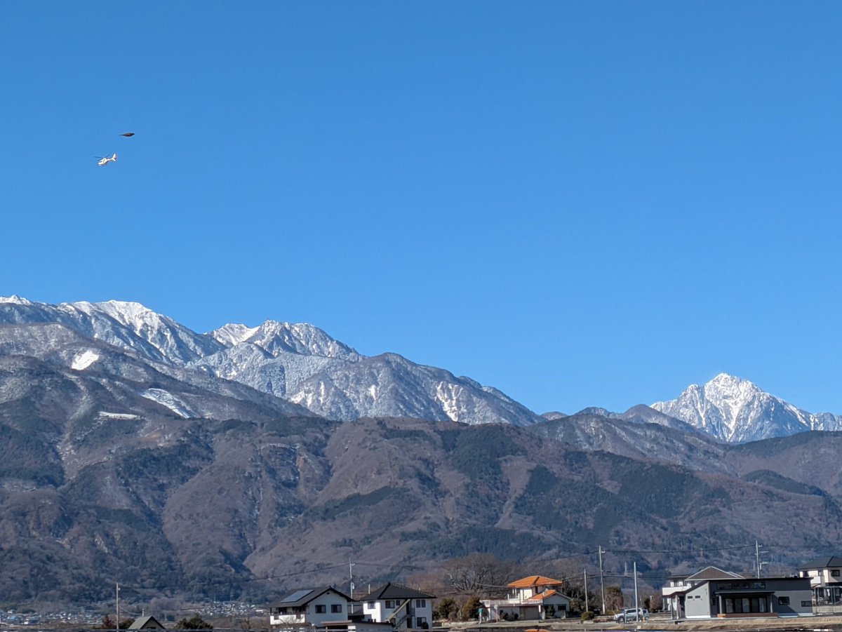 kaicity's tweet photo. 今朝のウォーキングから
空気は冷たいが風がなく穏やかな朝
昨日の雪はそれ程降らなかったけど、山々は更に美しい🏔️🗻 https://t.co/XsrYwyrgTm