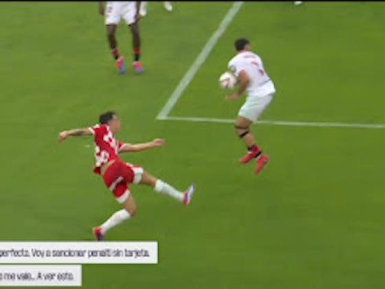 JoveticEnjoyer's tweet photo. Mismo rival, mismo escenario, 24/25 y 25/26. 

1)Lanzamiento del balón a la mano pegada al pecho de Isaac Romero, va a la pantalla, penalti

2) Hoy, mano despegadisima, impedimento a Akor de continuar jugada, ni va a la pantalla y revisa por pinganillo 10 seg para NO DAR NADA. https://t.co/cnVPTU1Ond
