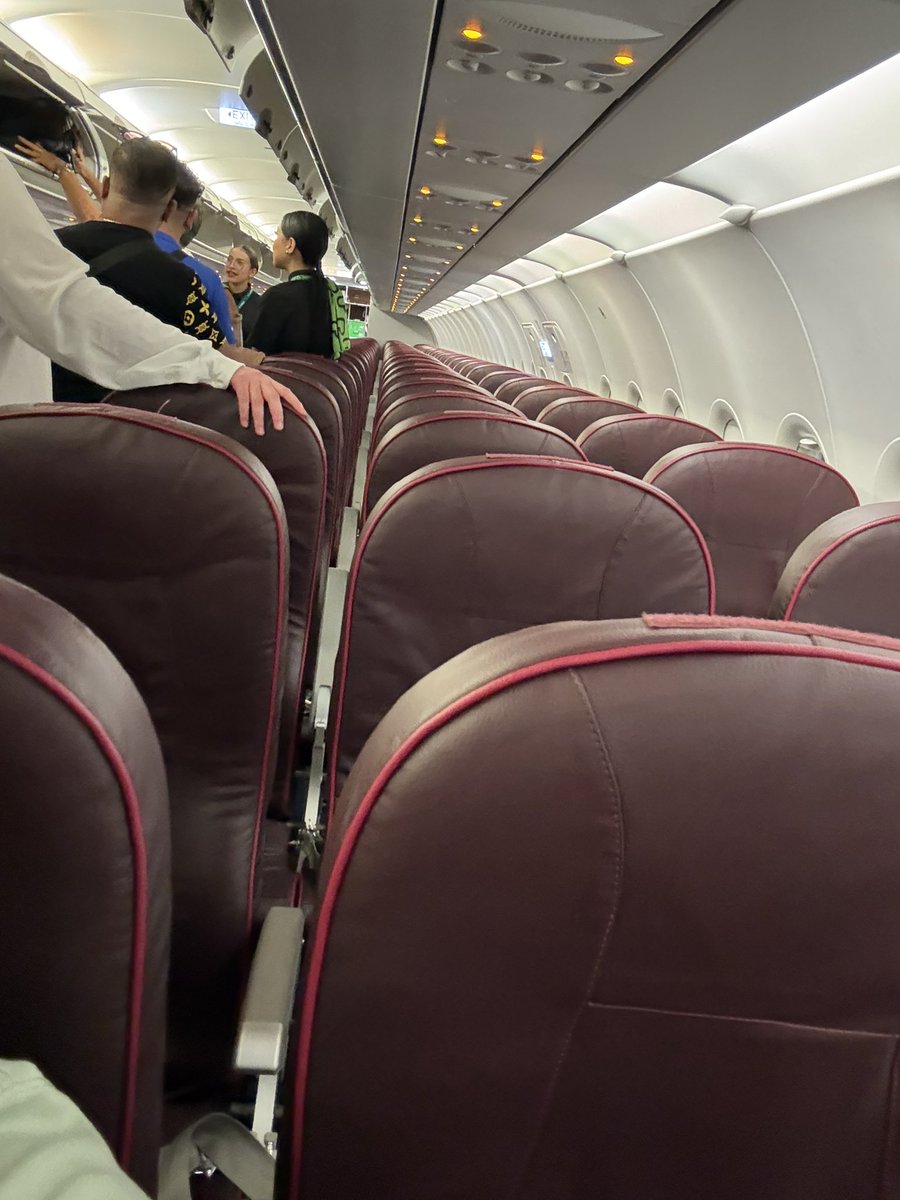ilNegroSanto's tweet photo. Que Mal Gusto de Color Escogieron Mis Compás de @VivaAerobus para El Tapiz de Sus Asientos ….neta no les dio para más su creatividad de encontrar un mejor Tono !?!

Me Están Saliendo Ronchas …. 
- y el que entendió entendió - https://t.co/WvsKOQgRqH