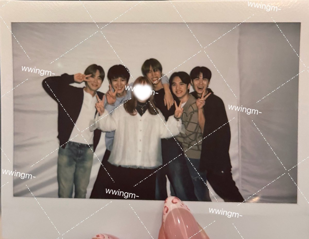 milkteus's tweet image. another cute 5:1 polaroid with exo at yesterday’s fansign!

chanyeol asked who op wanted to stand next to and op said him and jongin so everyone started switching positions. op wasn’t sure what they were laughing about but it was noisy and they were pushing each other around 😅