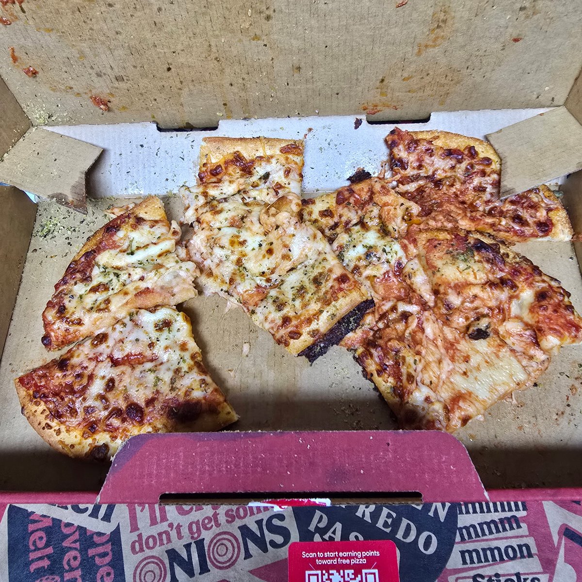 FreeMind619's tweet photo. @pizzahut hi I understand superbowl is a big day to order pizza but you completely got my wife order wrong from the original order, on top of that its not even our order if you compare the 1st picture to the last picture of receipt and most importantly my wife name is not Paula. https://t.co/0pxiS3DyNB