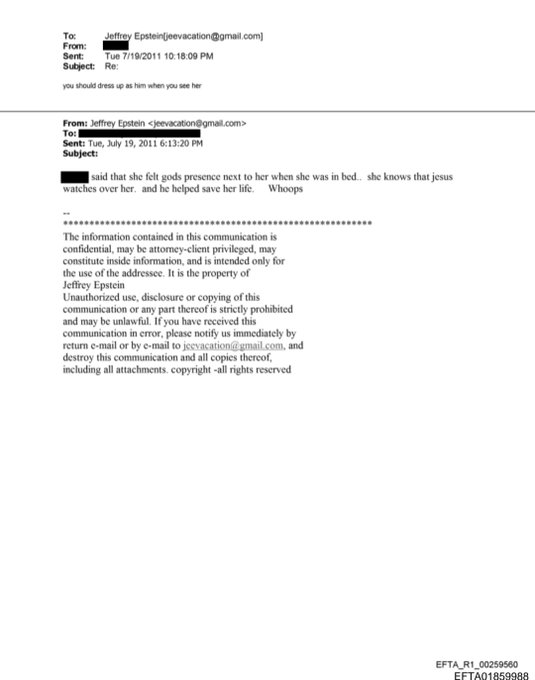 Alguien (probablemente un asociado o empleado de Epstein, el nombre está redactado) le cuenta a Epstein algo que dijo una víctima (una niña o joven menor de edad)

La víctima describió que, durante el abuso (cuando estaba en la cama), sintió la presencia de Dios a su lado. Dijo