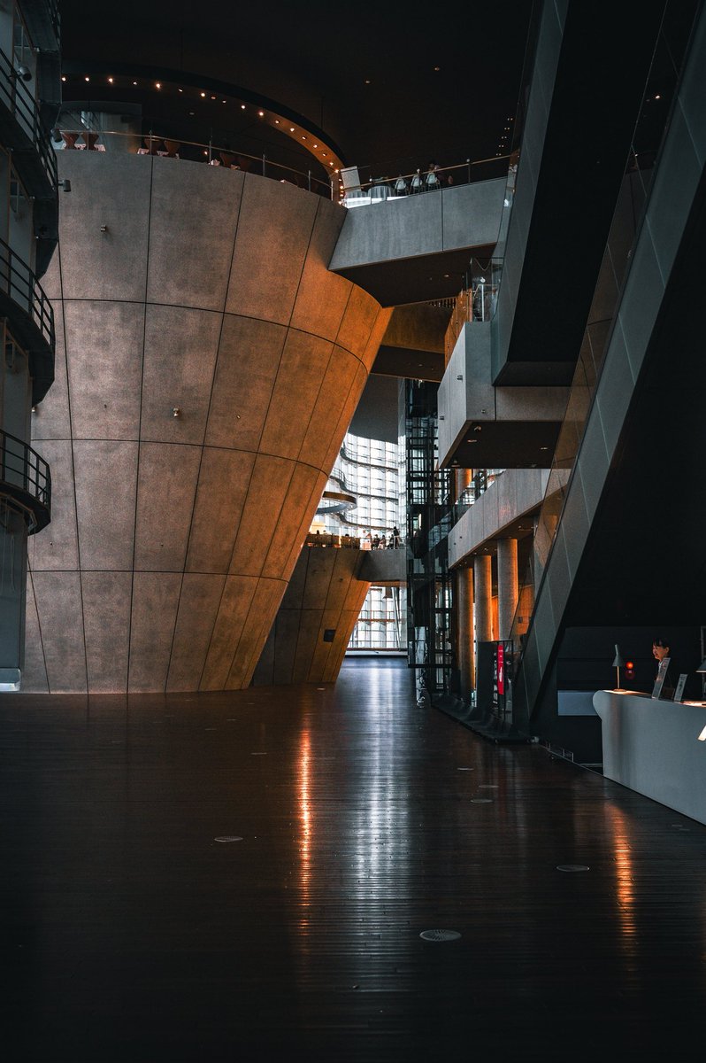 _dylanwee's tweet photo. Architecture in soft focus || #japan #tokyo #thenationalartcenter #ModernArchitecture #InteriorDesign https://t.co/D5haoXpcjt