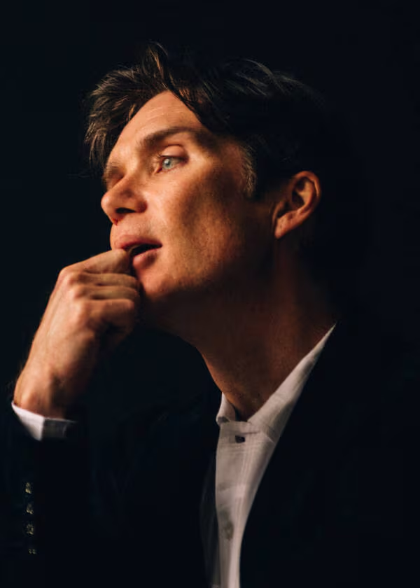 seriesemcena's tweet image. Cillian Murphy compartilha seu apreço pela vida simples e pelos pequenos prazeres da solidão:

“Adoro ficar em casa. Minha vida é muito simples. Leio muitos livros. Assisto a muitos filmes. Ouço muita música. Passeio com o cachorro. Cozinho com a família. Sou chato.”