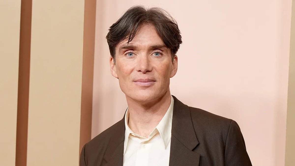 seriesemcena's tweet image. Cillian Murphy compartilha seu apreço pela vida simples e pelos pequenos prazeres da solidão:

“Adoro ficar em casa. Minha vida é muito simples. Leio muitos livros. Assisto a muitos filmes. Ouço muita música. Passeio com o cachorro. Cozinho com a família. Sou chato.”