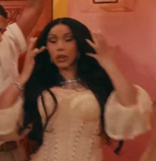 GAGAXBTS's tweet image. CARDI B DÁNDOLO TODO EN LA CASITA DE BAD BUNNY. 

PD: ERES NADA NICKI MINAJ. 

#SuperBowl