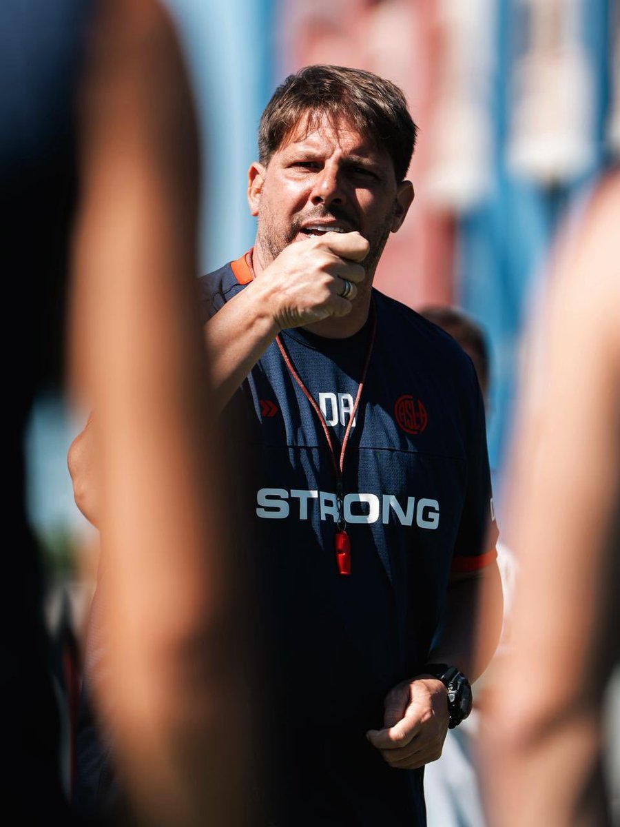 Ayude: San Lorenzo dio vergüenza. No sé, fijate. El arquero de Huracán no tuvo que atajar un tiro en todo el partido. Papelón. Marecida derrota.
Falcón Pérez es un delincuente, pero si no pateás al arco es imposible ganar.