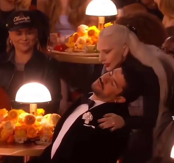 sugckity's tweet image. tremendo spoiler que nos dieron en los grammys