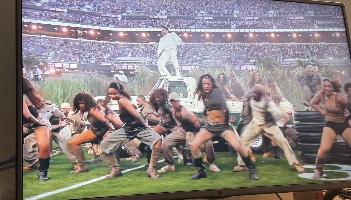 raqisright's tweet image. This is an advertisement for closed borders