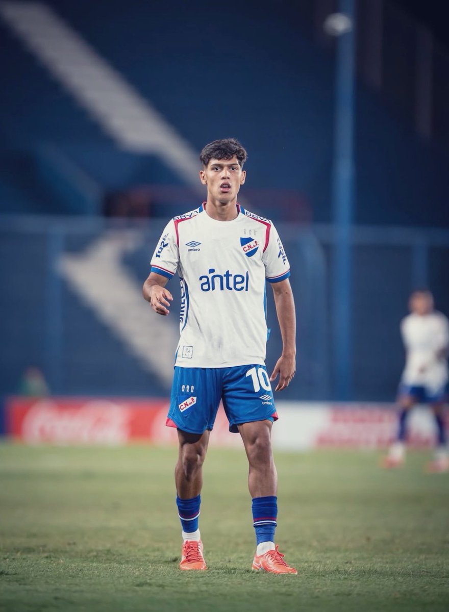 Que en el Nacional de Jadson, que juega poco y nada, no tenga minutos Agustín Dos Santos es alarmante.

El mejor jugador del verano, el que le dio sentido al juego y que tiene mejores condiciones técnicas y tácticas. Increíble.

Boggio, en su lugar, muestra un nivel muy bajo.