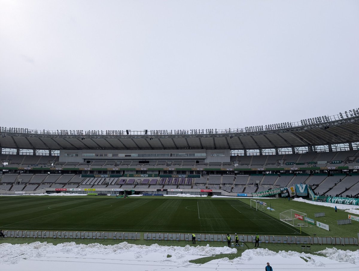 クラブのスタッフやボランティアのみなさんにも本当に感謝です
昨日は大雪警報も出ておりタイムリミットもある中での雪かきは心身共にハードだったと思います
ですが開場時には見事ピッチから雪が捌けていて感動しました
昨日のヒーローと言っても過言では無いと思います
改めてありがとうございました