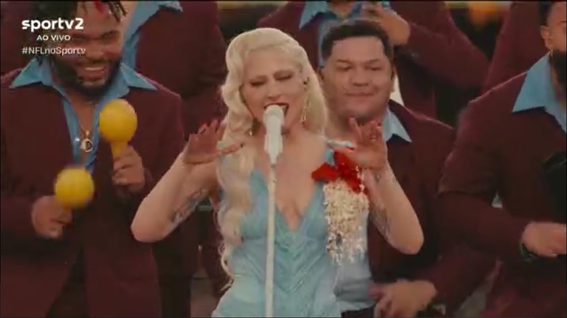 tracklist's tweet photo. SIMPLESMENTE LADY GAGA CANTANDO "DIE WITH A SMILE"!  #SuperBowl https://t.co/089T4pmPMb