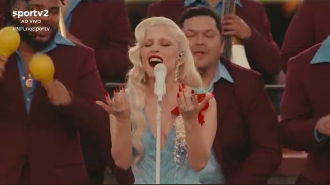 tracklist's tweet photo. SIMPLESMENTE LADY GAGA CANTANDO "DIE WITH A SMILE"!  #SuperBowl https://t.co/089T4pmPMb