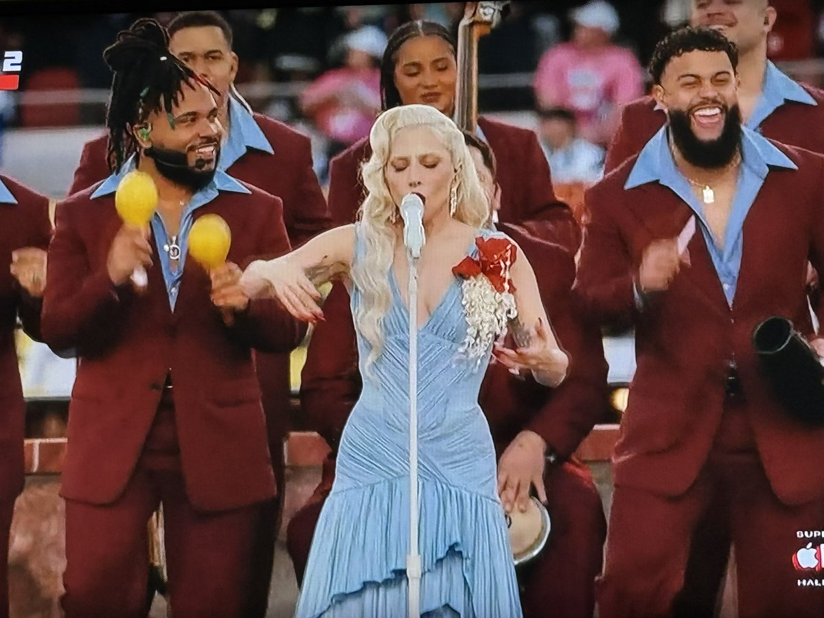 Lady Gaga a ritmo de salsa en el #SuperBowlLX #SuperBowl2026