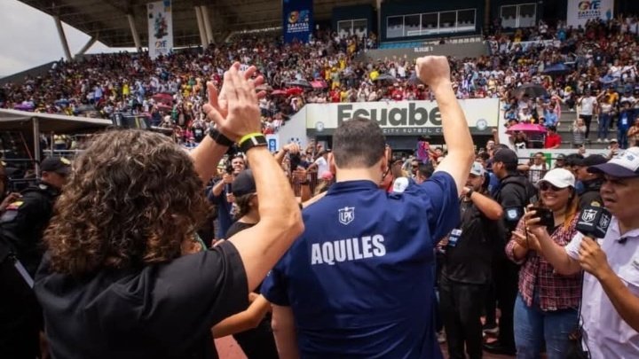 ¡Guayaquil se mueve con fuerza! 🩵

​Junto a <a href="/Carles5puyol/">Carles Puyol</a>, ratificamos por qué somos la Capital Americana del Deporte 2026🏆. 
Más que trofeos, el deporte aquí es educación, inclusión y futuro para nuestros jóvenes. 🏀⚽ <a href="/aquilesalvarez/">Aquiles Alvarez Henriques</a>
​#AsiSeHaceGuayaquil #LigaProKids